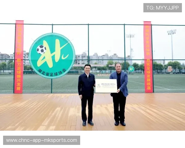 足球联赛在青训扶持中推广学业与训练并行的培养体系，足球青训发展